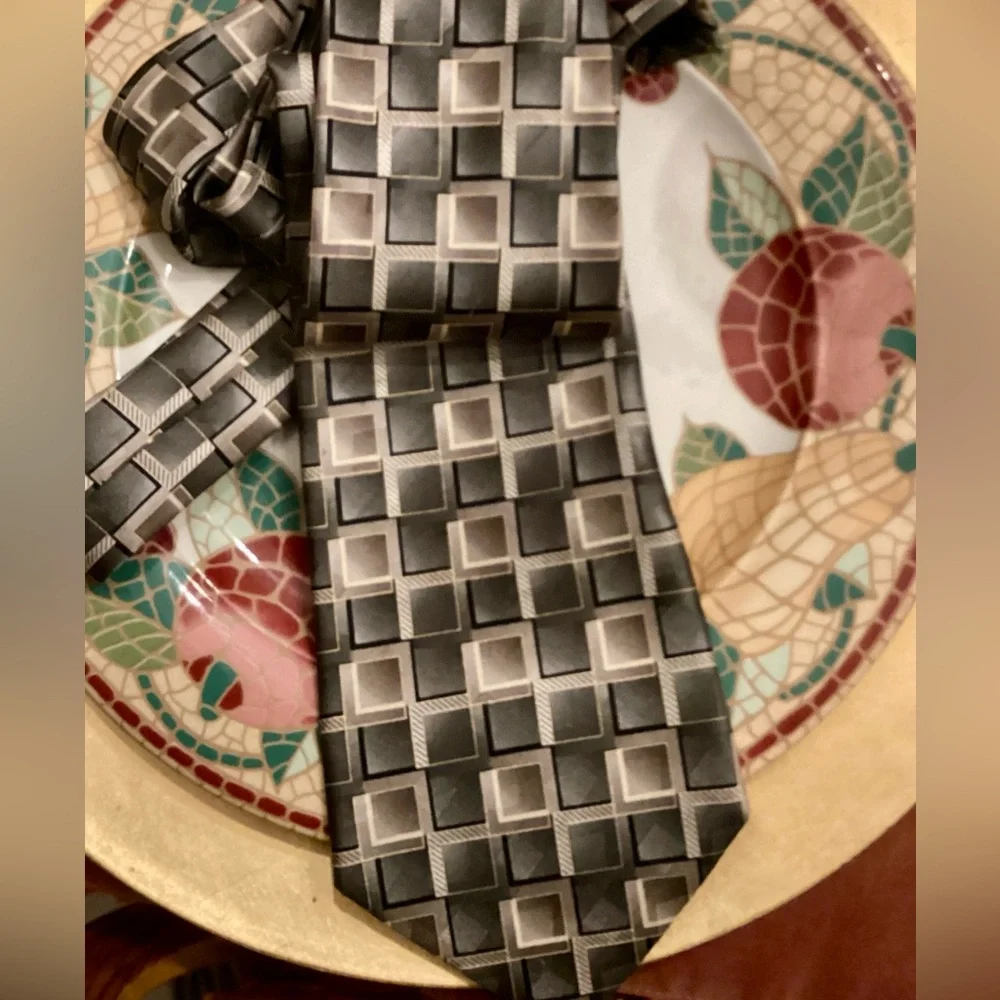 NWOT~PIERRE CARDIN men’s Geometric Patterned NeckTie Tan, Gray & Black All Silk